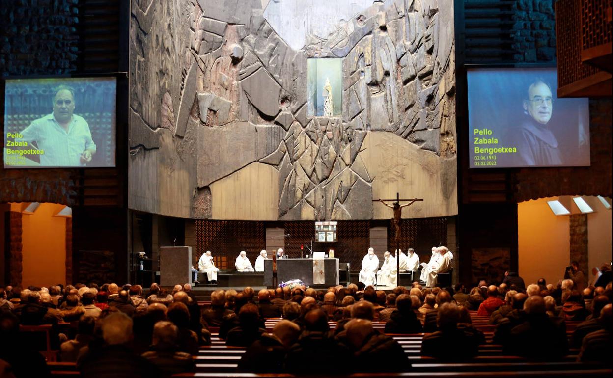 El funeral por Pello Zabala se ha celebrado la tarde de este jueves en el Santuario de Arantzazu.