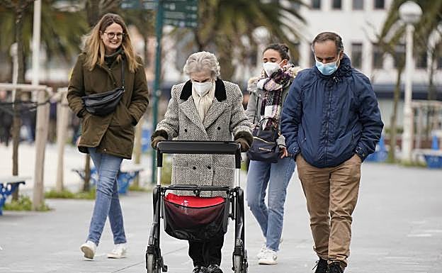 El número de contagios cae a la mitad en Donostia