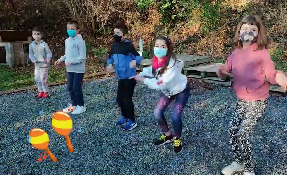 La Salle San Luiseko ikasleak, dantzan eta jolasten