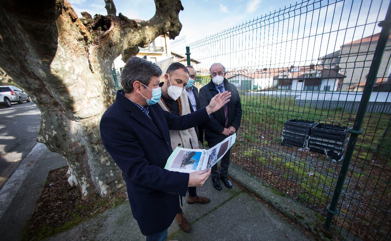 Santano e Itxaso, este mediodía junto a las termas de Oiasso, actualmente cubiertas por una estructura metálica. 