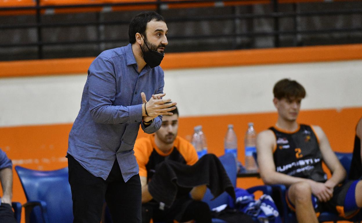 Iñaki Jiménez da instrucciones durante un partido de este curso en Azpeitia. 