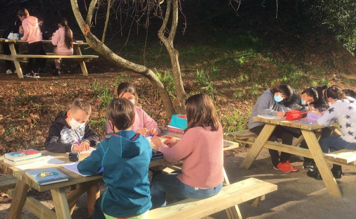 En el nuevo espacio hay mesas, escaleras y una zona verde. 