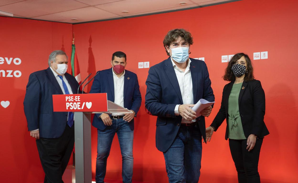 El secretario general del PSE-EE, Eneko Andueza, en la rueda de prensa de esta mañana en la sede del partido en Bilbao. 