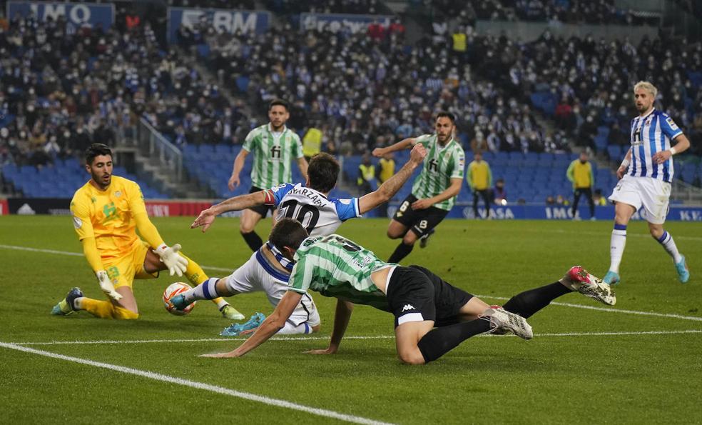 Oyarzabal no llega a rematar ante la salida de Rui Silva y la presión por la espalda de Edgar, con Januzaj siguiendo la jugada. 