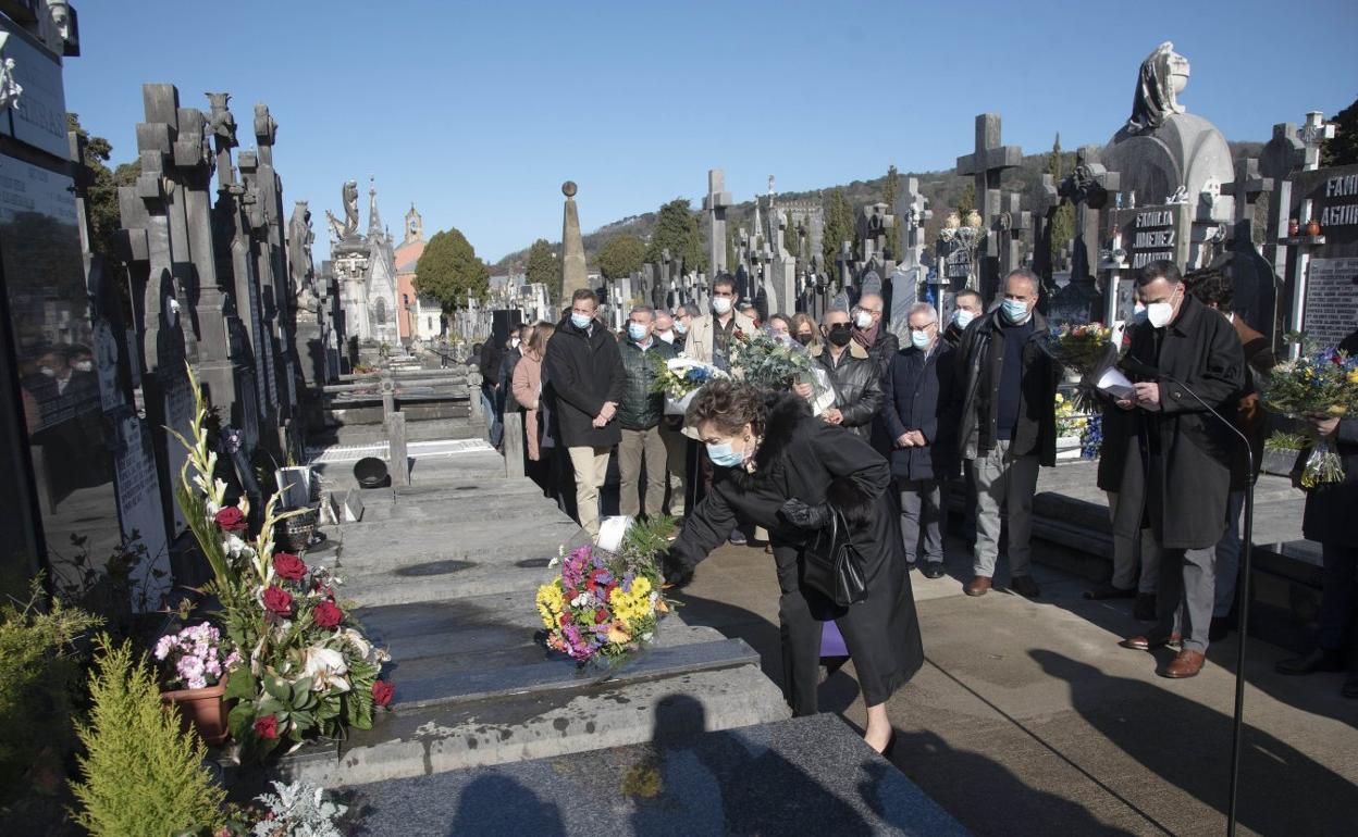 La viuda de Fernando Múgica, Mapi Heras, ayer en la ofrenda floral en el cementerio de Polloe, junto a otros familiares y políticos. 