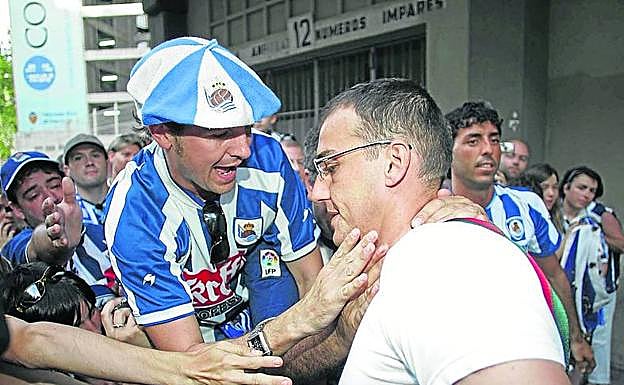 Peñalver consuela a Kovacevic tras el descenso en Mestalla.