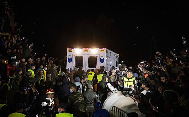 La ambulancia donde fue llevado el cuerpo de Rayan tras ser rescatado.