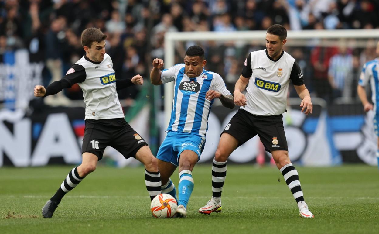 Quique Rivero se lleva el balón en un duelo. 