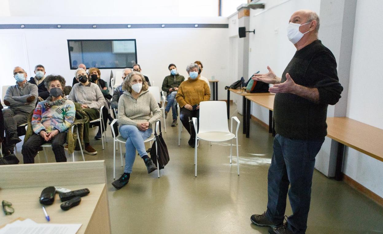 Julen Rekondo planteó en la Ekoetxea de Plaiaundi una charla abierta al público que resultó muy participativa. 