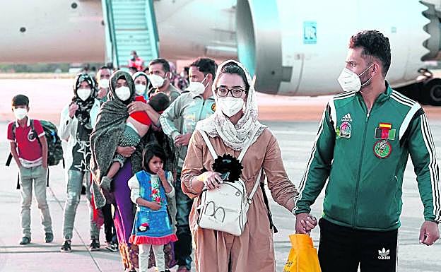 Decenas de afganos desembarcan en Torrejón de Ardoz en el segundo vuelo de la 'operación Antígona' el pasado 20 de agosto. 