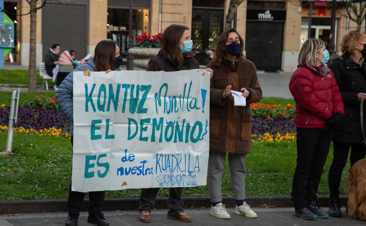 Varias de las personas que se han concentrado frente al Buen Pastor.