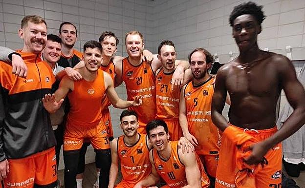 Los jugadores celebrando la victoria en el vestuario.