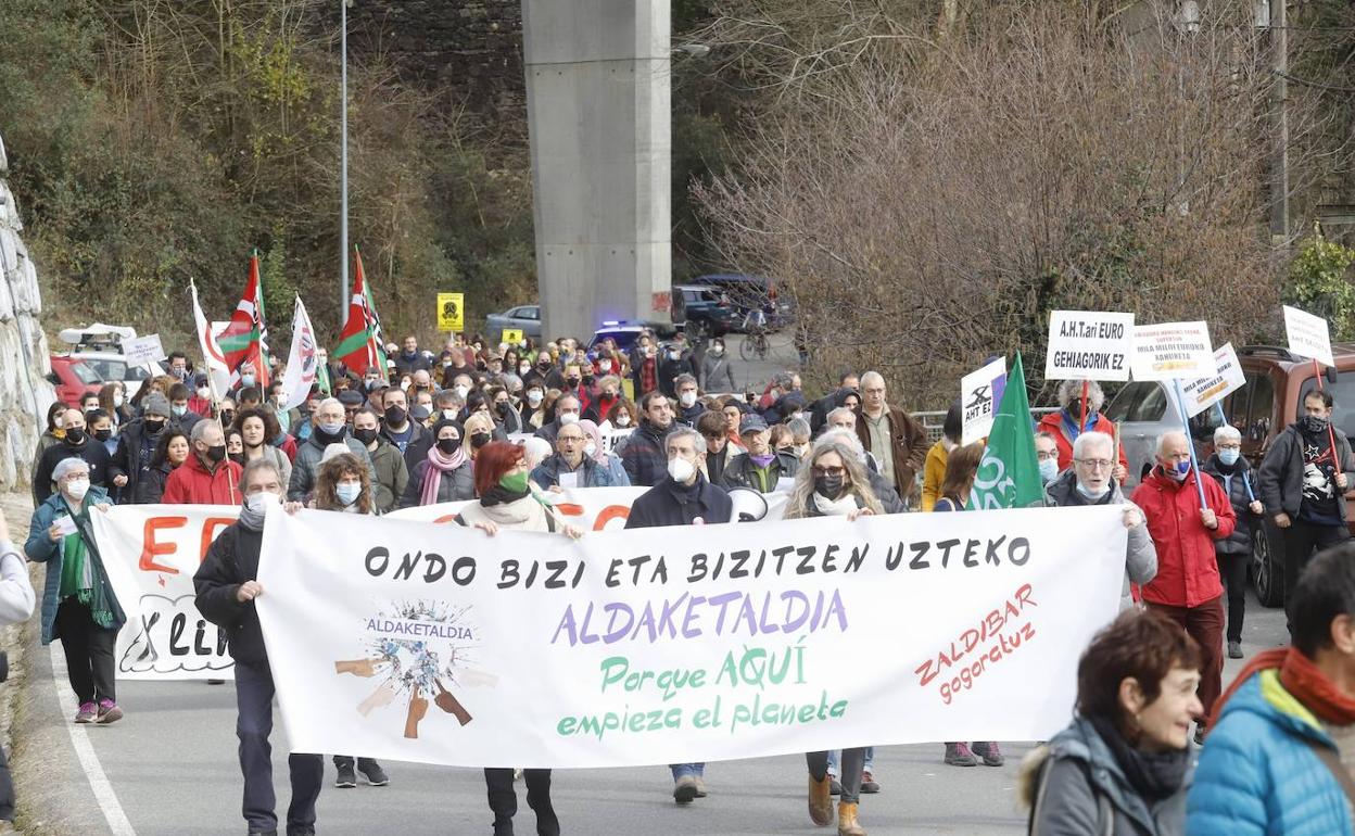 Participantes en la marcha que ha partido de Ermua.