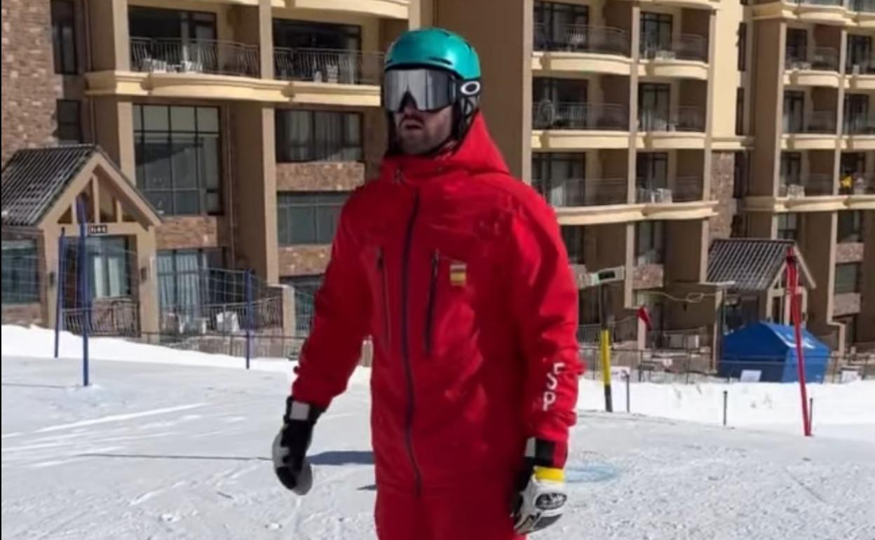 Eguibar, probando la cera para las tablas. 