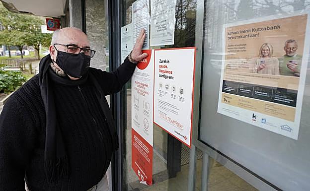 Arturo Gil reclama la reapertura de su oficina.
