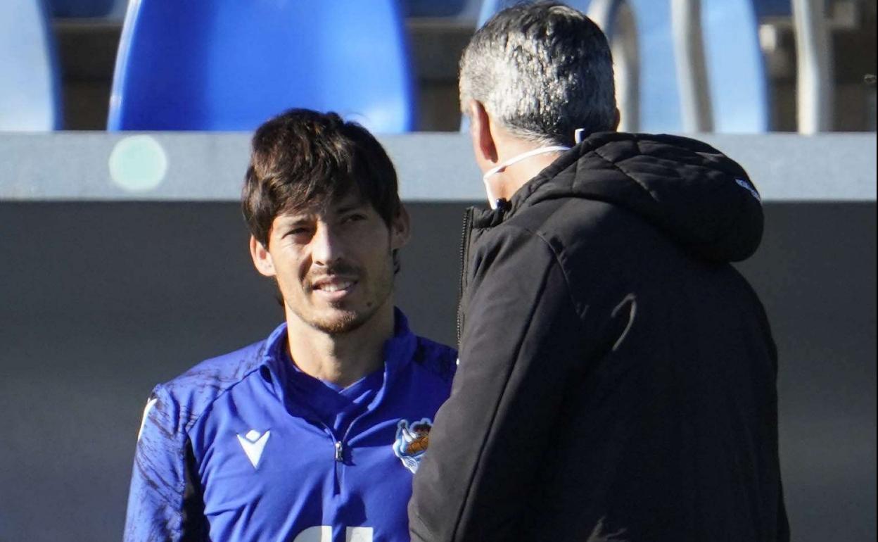 David Silva charla con Imanol en un entrenamiento. 