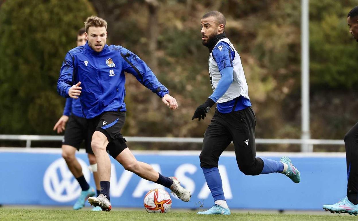Confía en volver. Asier Illarramendi persigue a Rafinha durante un entrenamiento en Zubieta. 