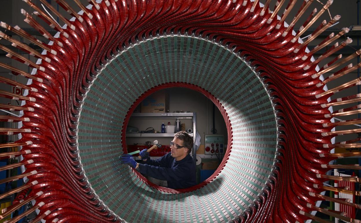 Un trabajador de Katea Legaia pone a punto una pieza. 