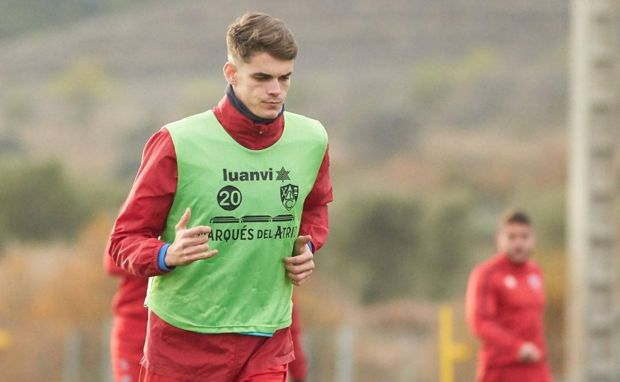Jorge Martínez Losa, durante un entrenamiento con el Calahorra.
