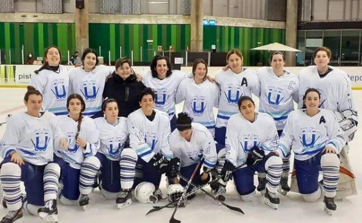 La plantilla del Txuri-Urdin posa antes de un partido.