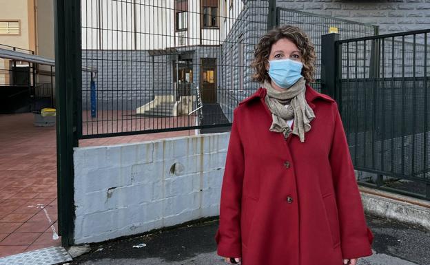 Amaia García a la entrada del colegio. 