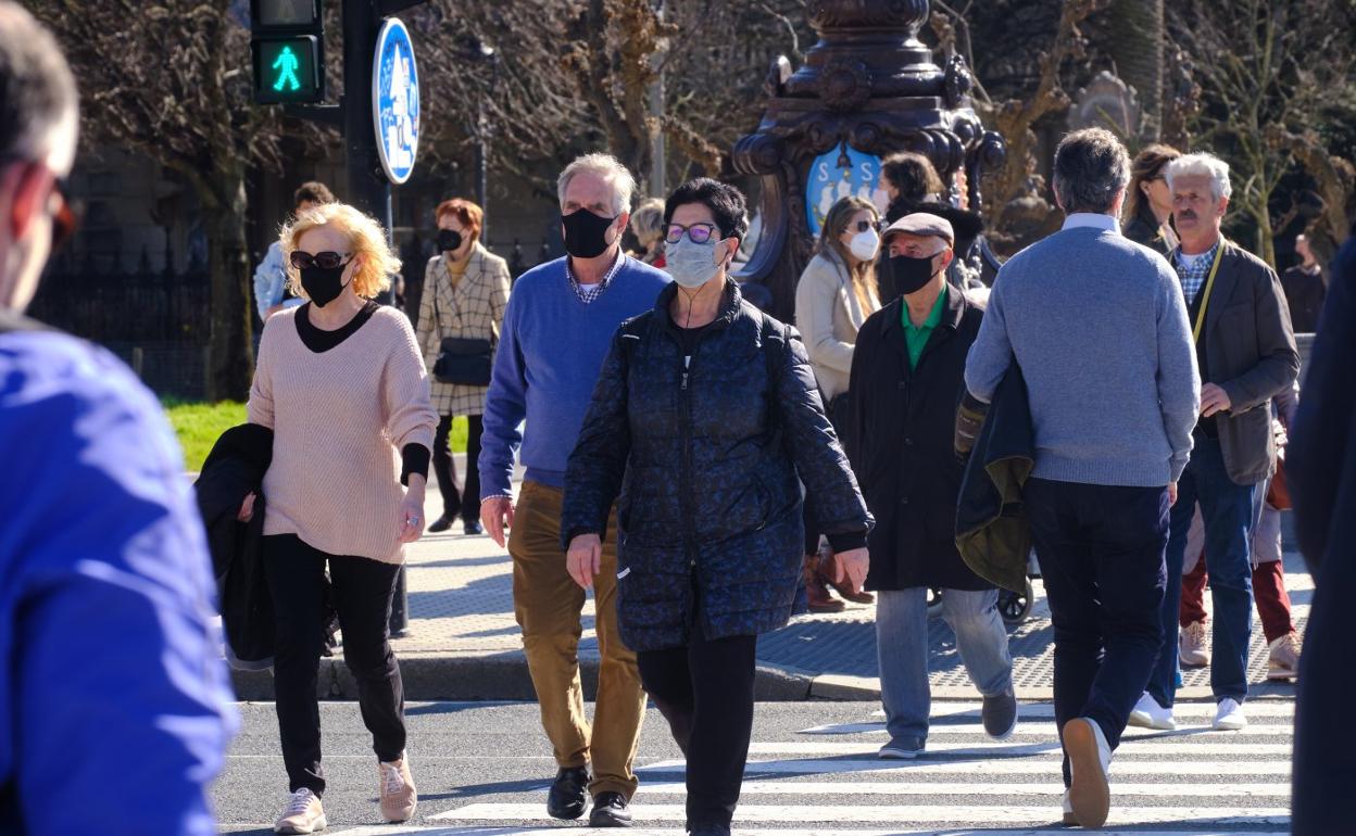 Peatones con mascarilla, ayer en San Sebastián. Esta imagen dejará de ser obligatoriaa partir de hoy. 