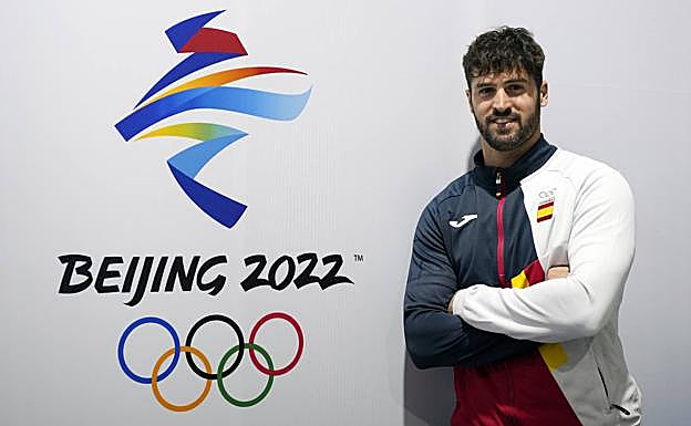 Lucas Eguibar posa este miércoles ante el logo de los Juegos Olímpicos de Pekín 2022.