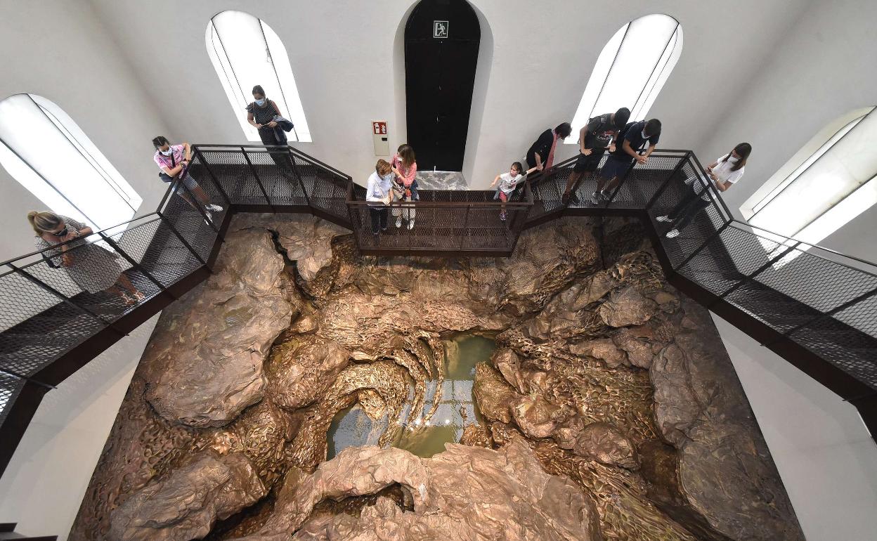 Interior del faro de Santa Clara con la escultura de Cristina Iglesias. 