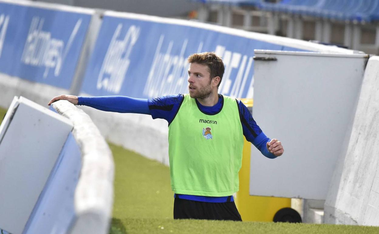 Asier Illarramendi tras un entrenamiento de la Real Sociedad en Zubieta. 