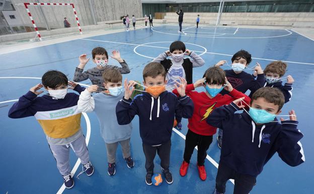 Euskadi pospone a mañana la decisión de retirar las mascarillas de los patios de los colegios