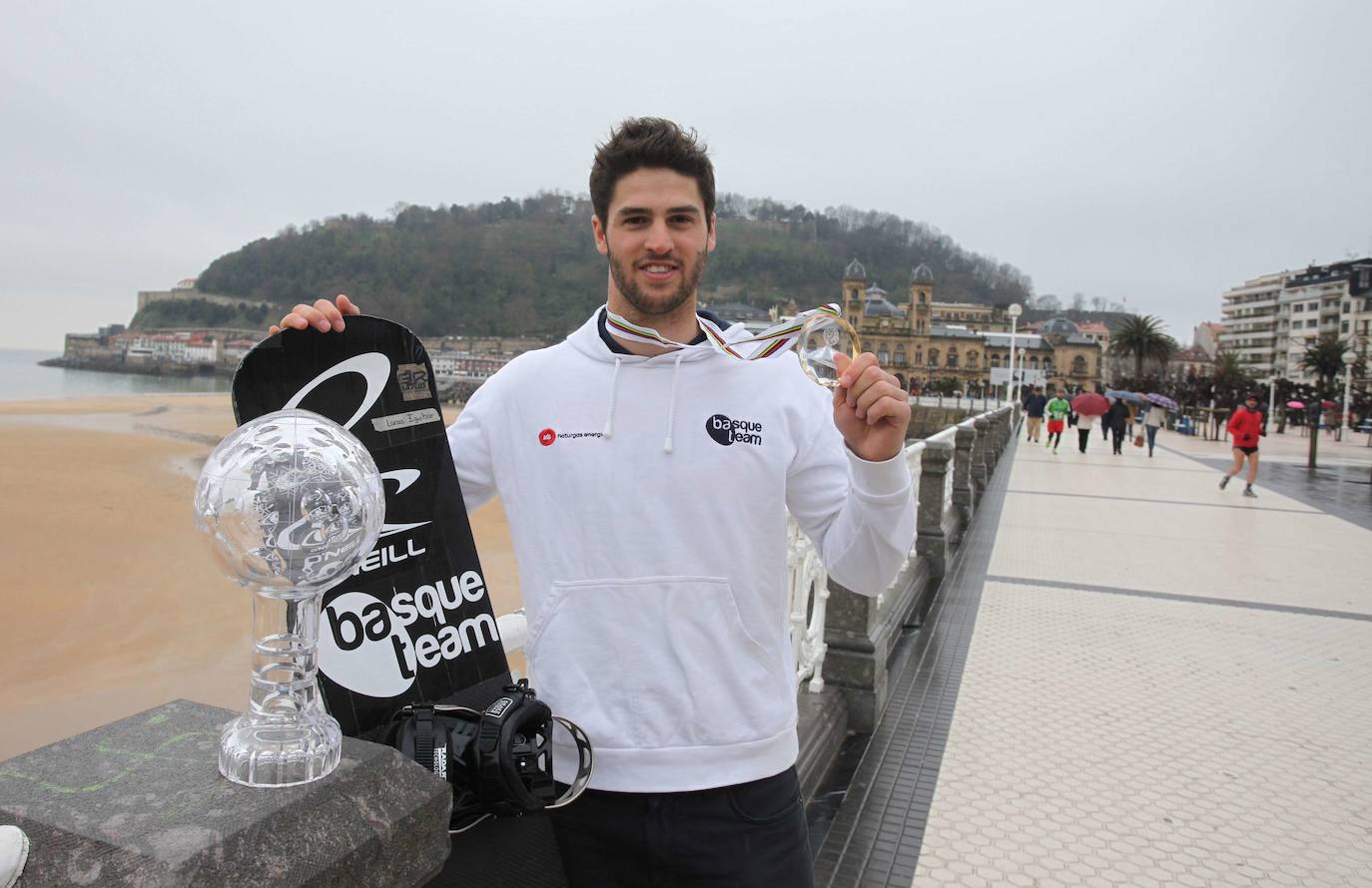 El rider donostiarra posa en Donostia junto a la medalla de oro de la Copa del Mundo y el Globo de Cristal