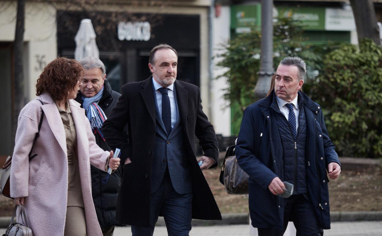 Javier Esparza camino del Parlamente de Navarra, donde asistió ayer a un pleno. 