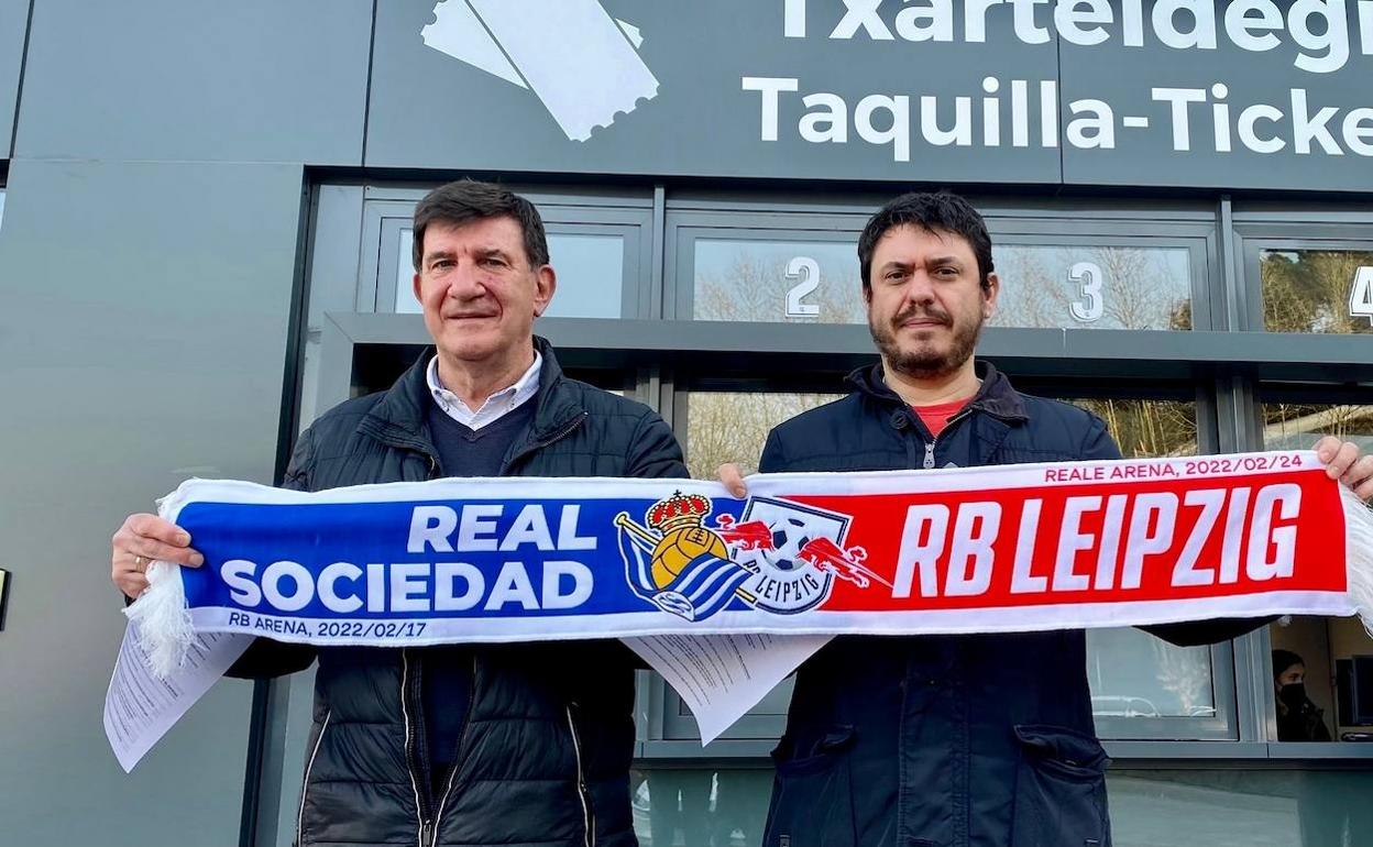 Aficionados txuri-urdin sujetan la bandera del partido de la Real Sociedad contra el Leipzig