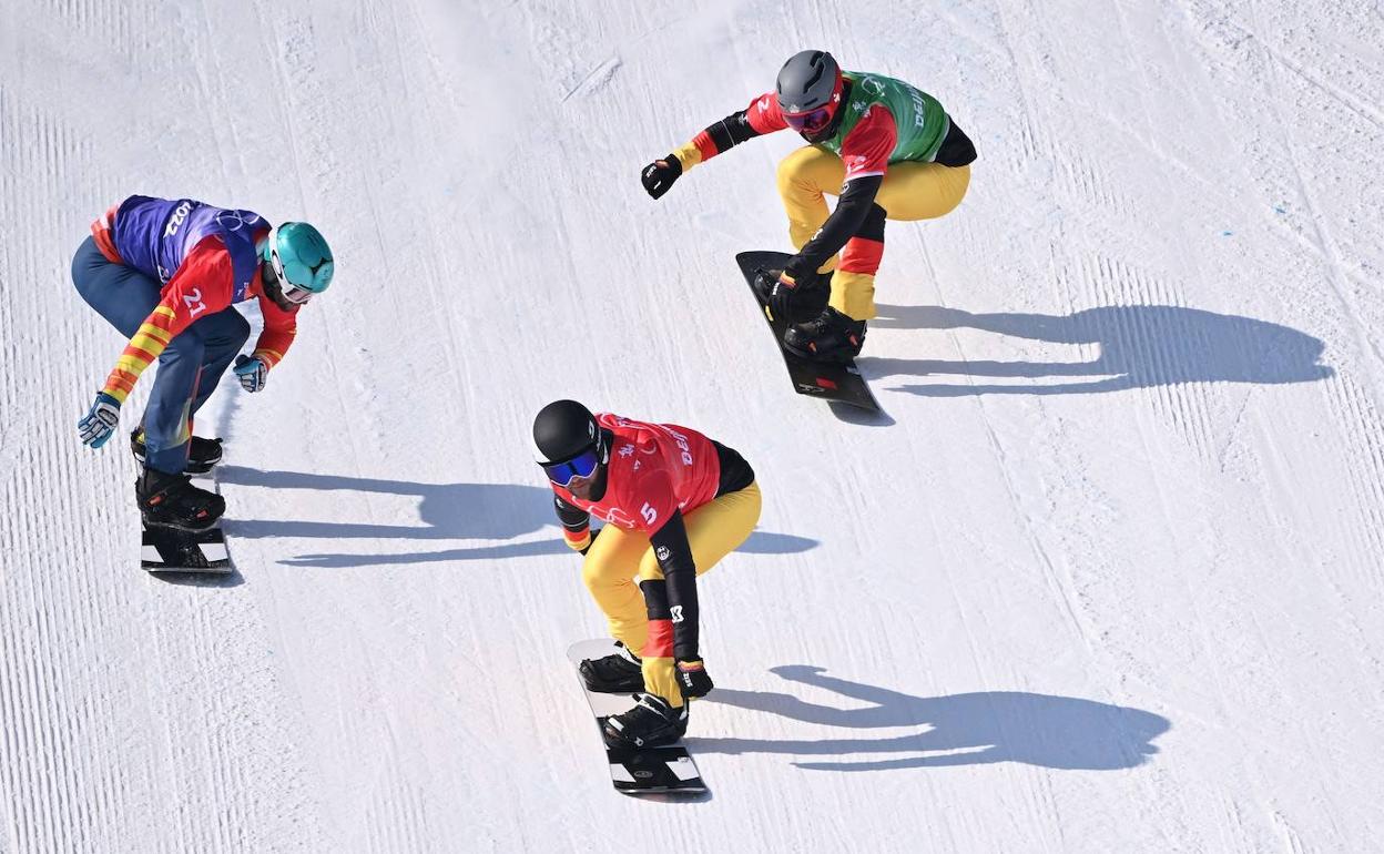 Lucas Eguibar, en plena esfeurzo en una de las series de snowboard cross en Pekín 2022. 