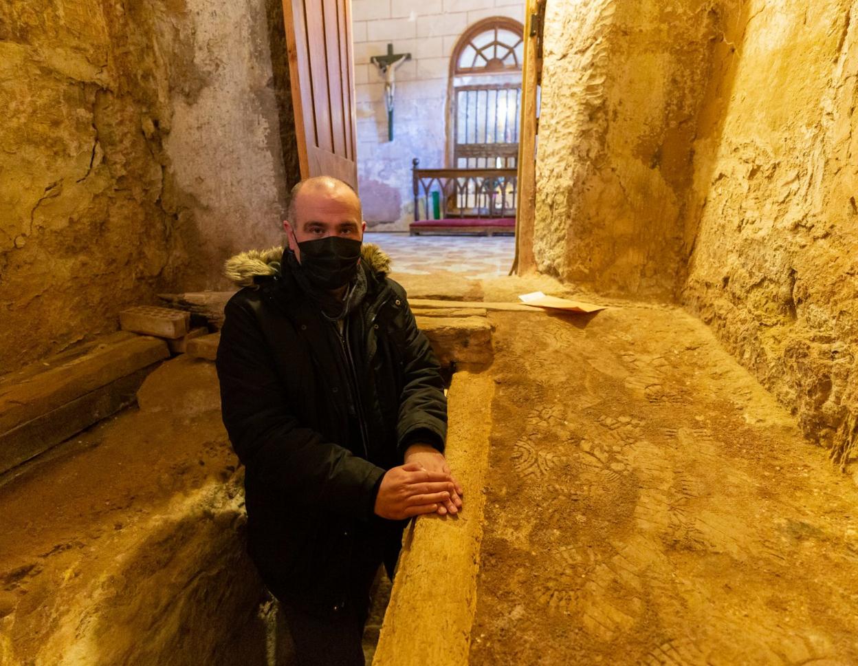 Eduardo, el miércoles, tras sus clases en Nájera, fotografiado en el 'martirium' de La Asunción. 