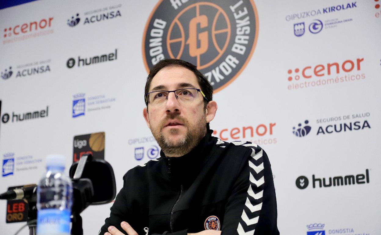 Lolo Encinas comparece en la sala de prensa de Illunbe. 