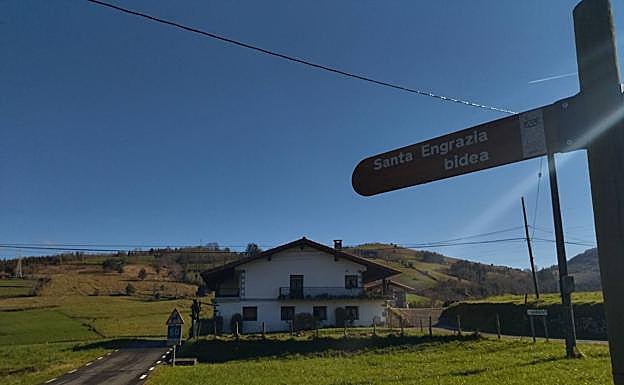 Galería. Señal en el camino que indica la dirección a seguir.