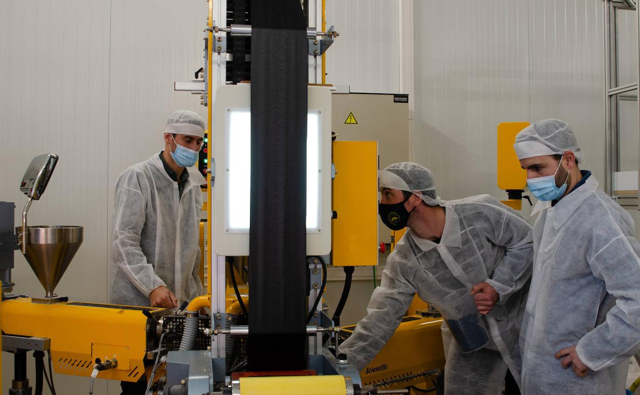 Los técnicos de Ekolber trabajan en uno de los procesos con los que, desde el colágeno animal, producen termoplásticos 100% biodegradables. 