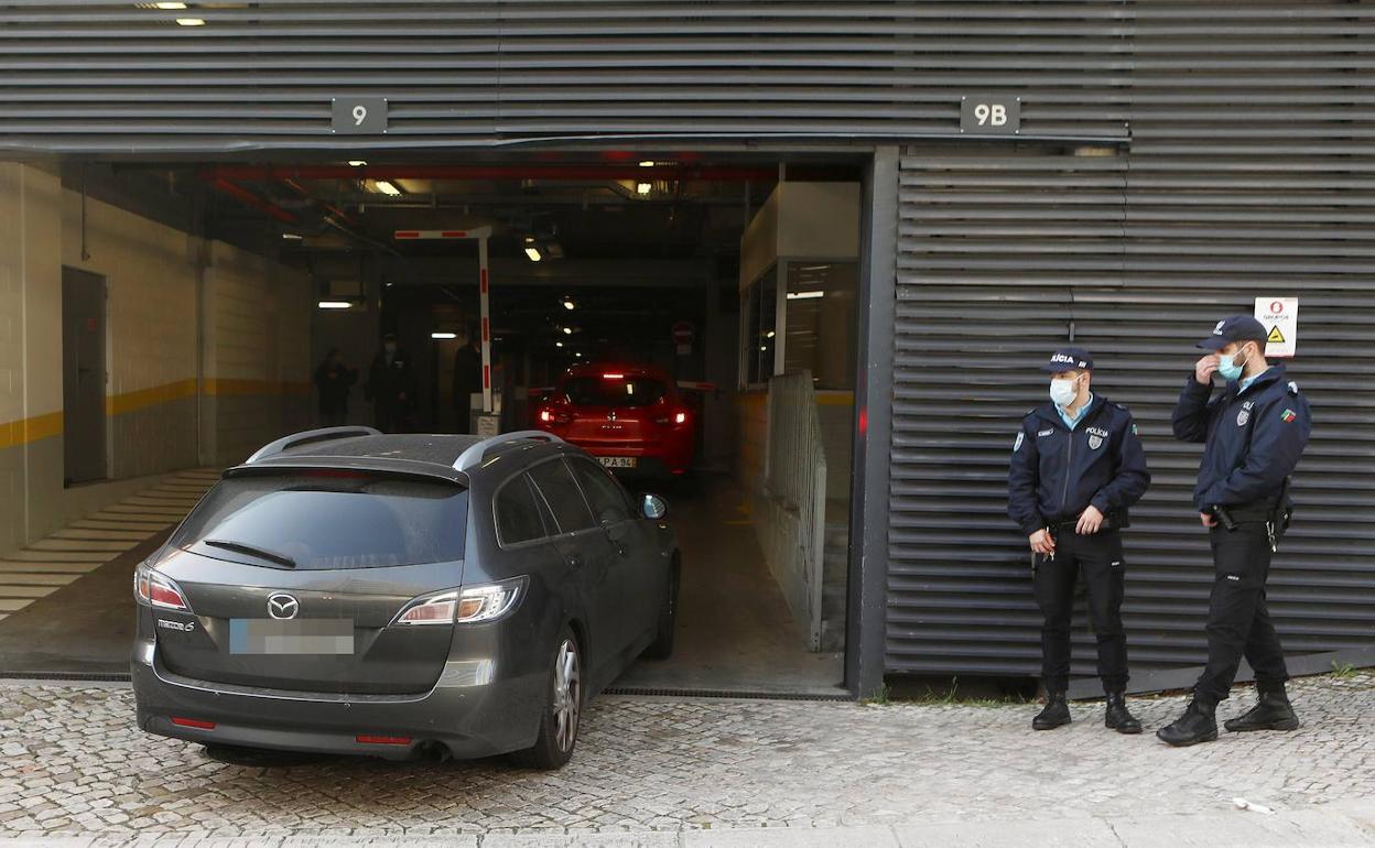 Vehículo de las fuerzas de seguridad portuguesas con el estudiante detenido por planificar un atentado en la Universidad de Lisboa.