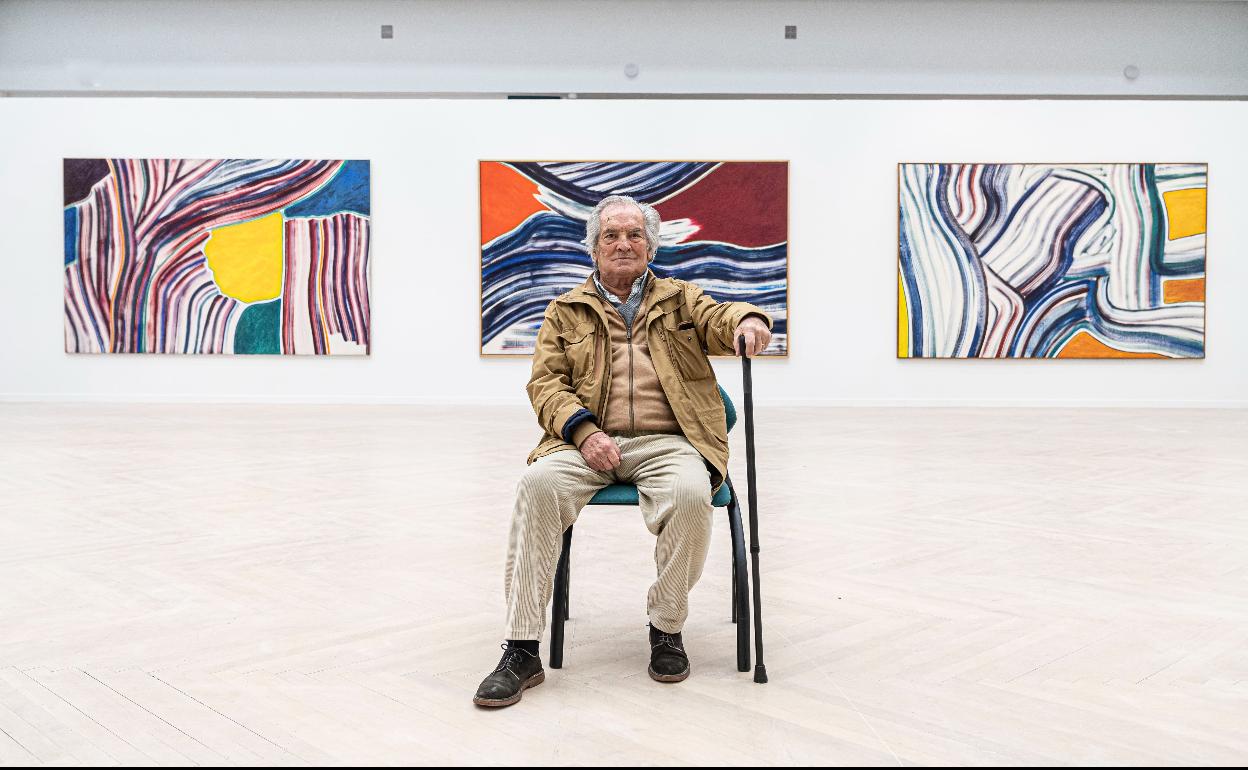José Antonio Sistiaga posa ante sus obras en la exposición en Kubo Kutxa. 