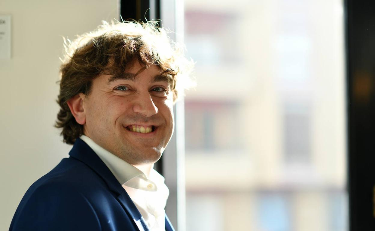 El líder del PSE-EE, Eneko Andueza, en el Parlamento Vasco.