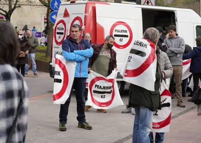 Imagen secundaria 1 - Manifestantes en la protesta de Zumárraga. 