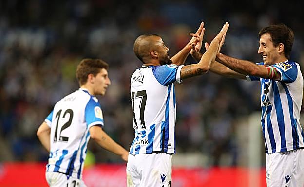 Galería. Los goleadores Rafinha y Oyarzabal se felicitan tras una de sus dianas. 