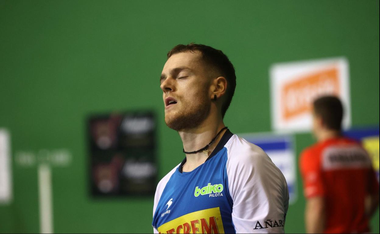 Unai Laso se lamenta tras perder un tanto este domingo en el frontón Ereta de Tafalla. 