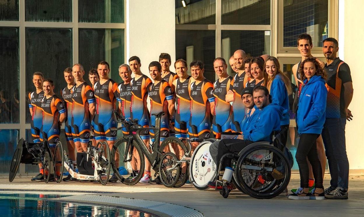 Los triatletas del club comarcal cumplirán su vigesimosegunda temporada con la equipación de Antxintxika. 