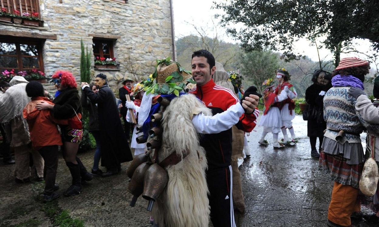 Una tradición similar recuperada hace años en Eibar por los dantzaris de Kezka Taldea. 