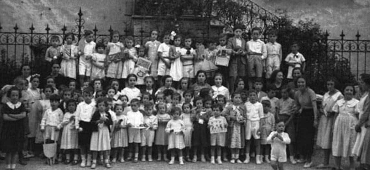 Imagen de los primeros alumnos y alumnas de la euskal ikastola de Tolosa, junto con la profesora María Dolores Arbilla. 