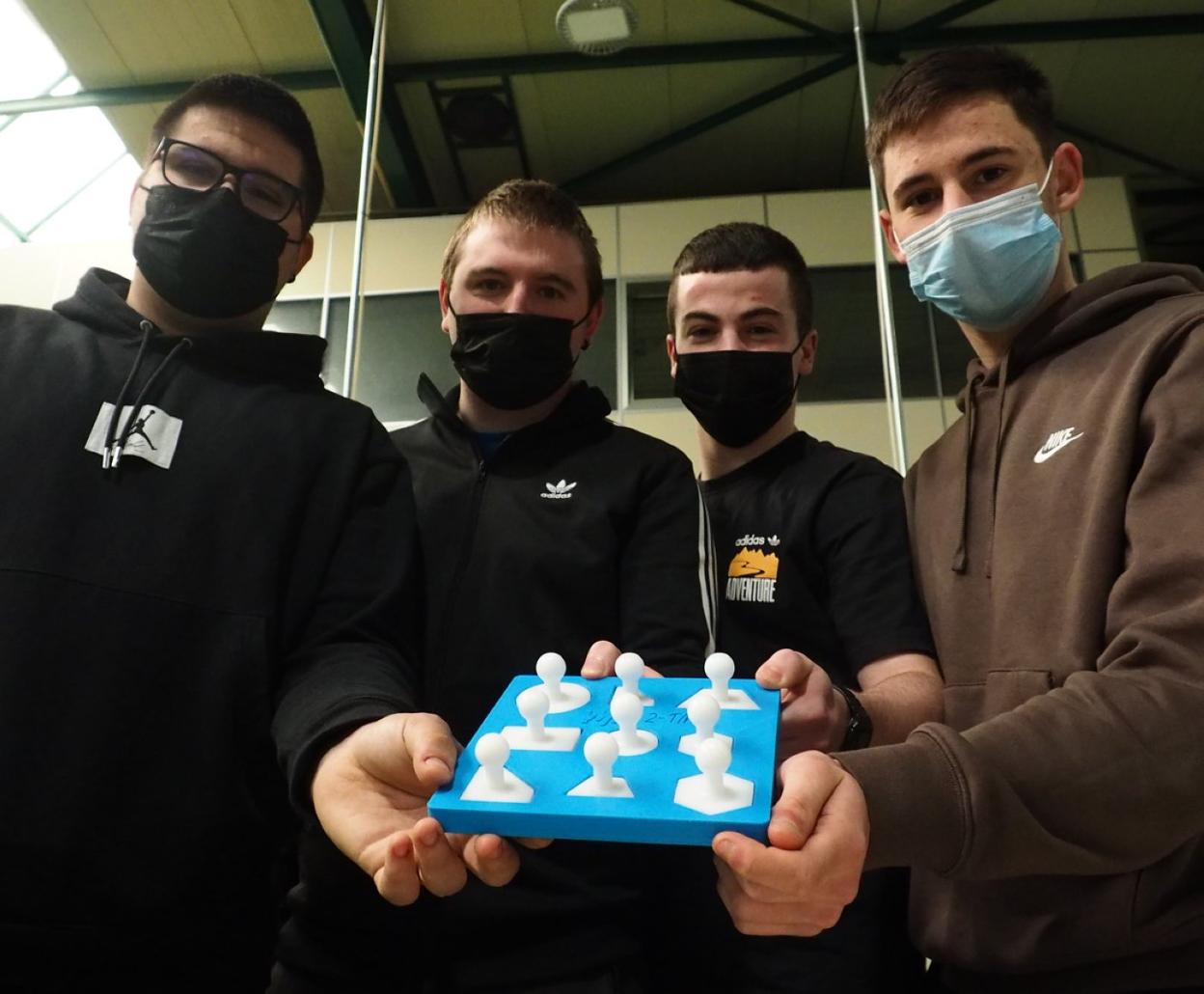 Alumnos del área de Mecanizado muestran la primera unidad de juegos que han fabricado. 