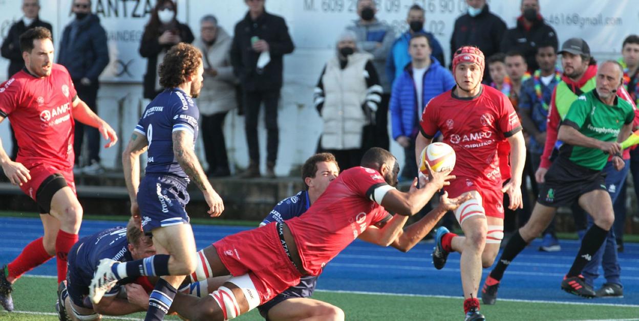 El jugador del Ampo Katjijeko intenta pasar el balón a Salinas en el partido ante el Ciencias de Sevilla. 