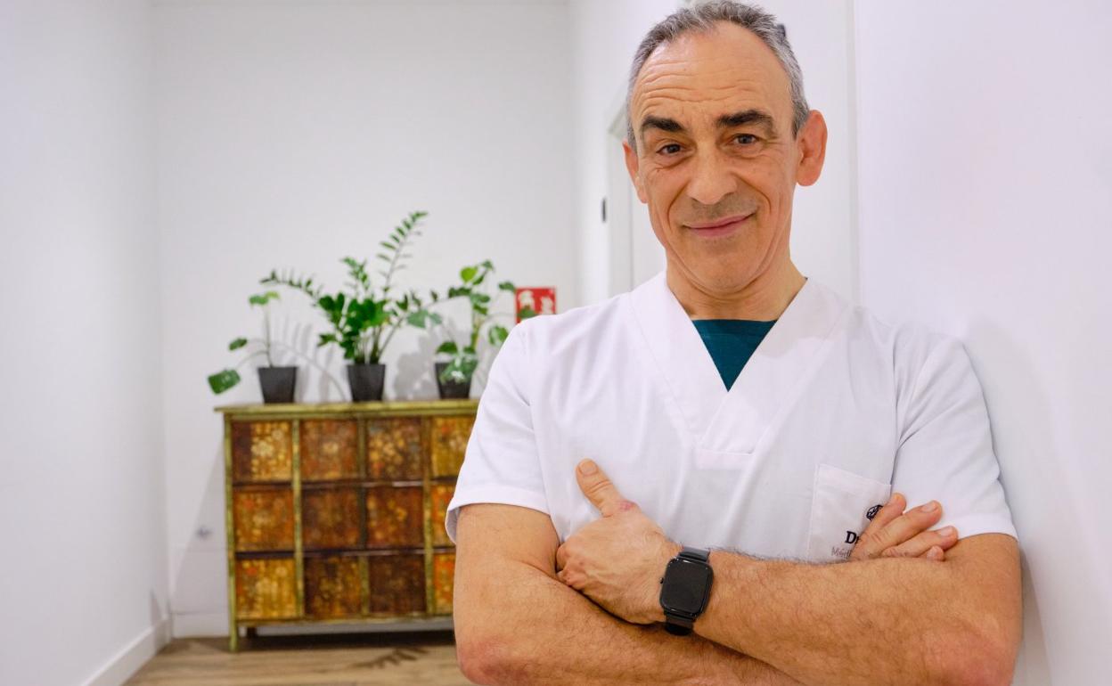 El neurólogo Juan José Poza, en el centro médico GUNA. 